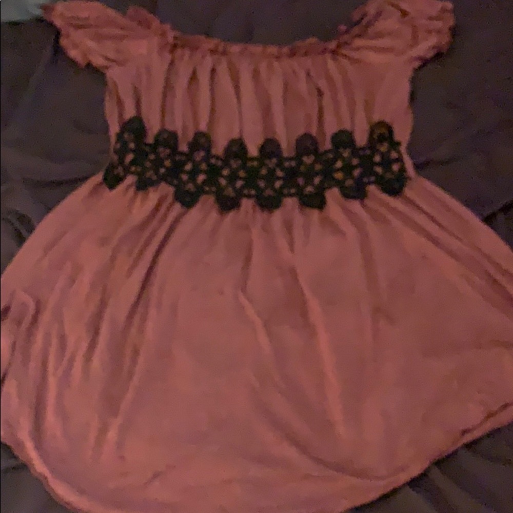 Mauve Off-the-Shoulder Shirt with Black Appliqué